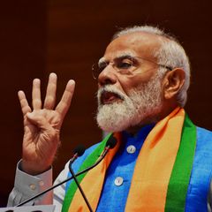 Narendra Modi in der Parteizentrale in Neu-Dehli hält 4 Finger in die Luft