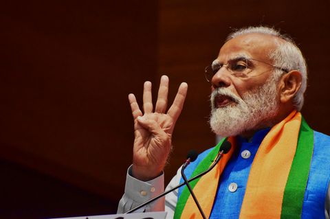 Narendra Modi in der Parteizentrale in Neu-Dehli hält 4 Finger in die Luft