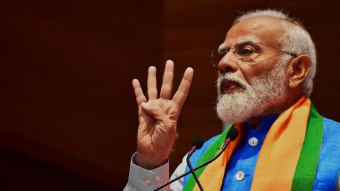Narendra Modi in der Parteizentrale in Neu-Dehli hält 4 Finger in die Luft
