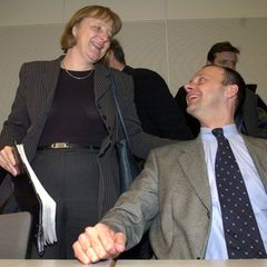 Damals, 2001: Die CDU-Chefin Angela Merkel und Unionsfraktionschef Friedrich Merz lachen sich im Bundestag an.