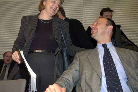 Damals, 2001: Die CDU-Chefin Angela Merkel und Unionsfraktionschef Friedrich Merz lachen sich im Bundestag an.