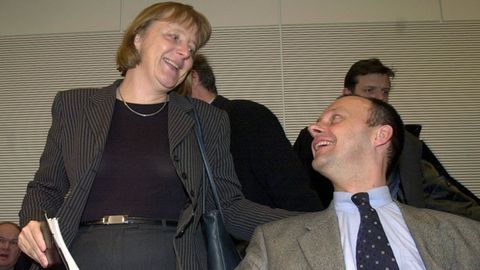 Damals, 2001: Die CDU-Chefin Angela Merkel und Unionsfraktionschef Friedrich Merz lachen sich im Bundestag an.