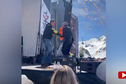 Klimaprotest während Gabalier-Konzert: Aktivisten der Letzten Generation klettern auf die Bühne