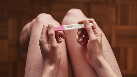 Abtreibungsrecht: Eine Person hält einen positiven Schwangerschaftstest in der Hand