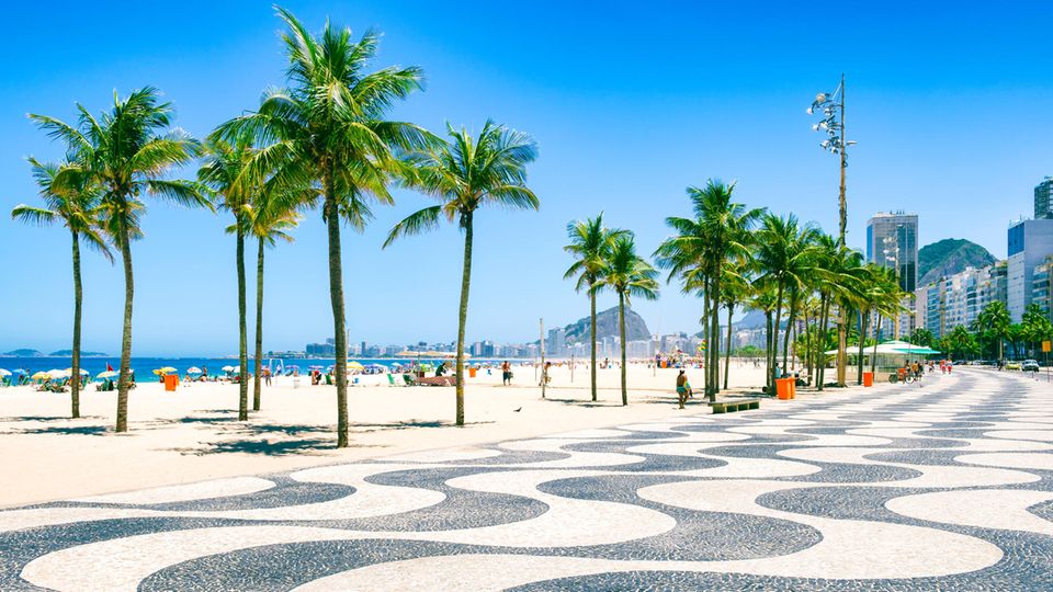 Einer der bekanntesten Strände der Welt darf in den Top Ten nicht fehlen. An der Copacabana in Rio de Janeiro pulsiert das Leben. Es gibt zahlreiche Bars, Restaurants und Geschäfte direkt am Strand. Die Mischung aus lebhafter Stimmung und faszinierender Natur machen einen Besuch zu einem besonderen Erlebnis. 