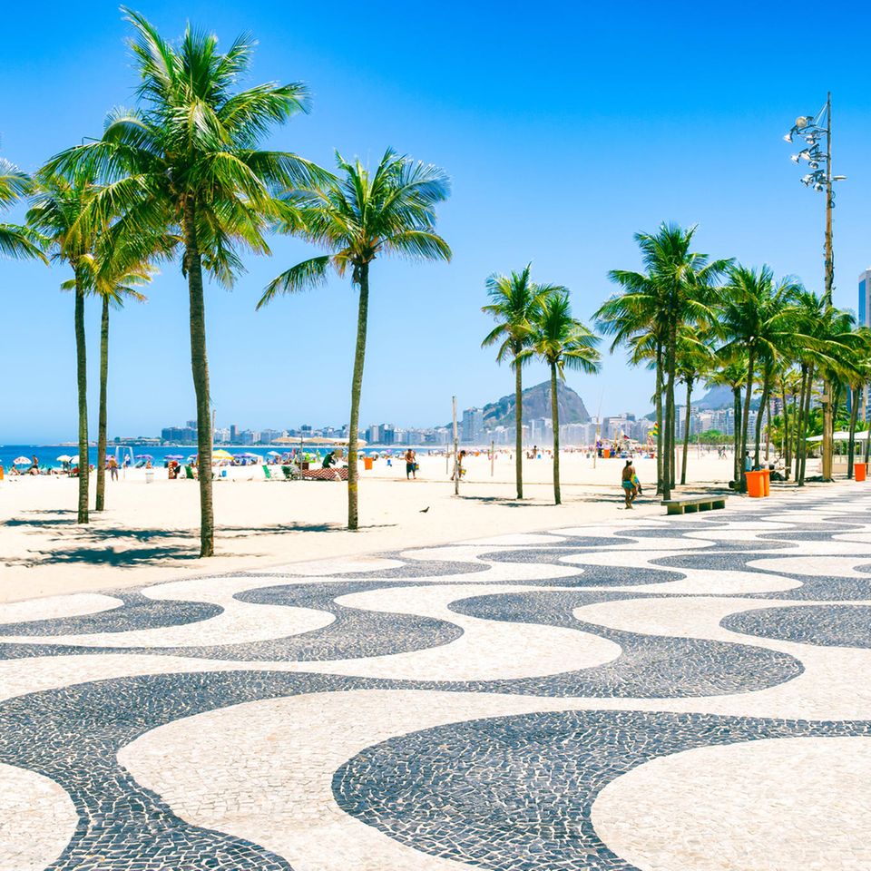 Einer der bekanntesten Strände der Welt darf in den Top Ten nicht fehlen. An der Copacabana in Rio de Janeiro pulsiert das Leben. Es gibt zahlreiche Bars, Restaurants und Geschäfte direkt am Strand. Die Mischung aus lebhafter Stimmung und faszinierender Natur machen einen Besuch zu einem besonderen Erlebnis. 