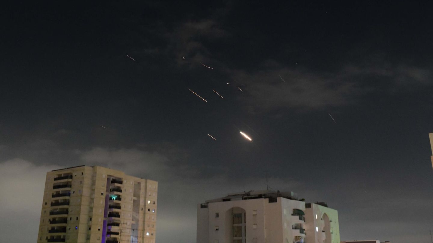 Iron Dome bei der Arbeit: Israels Raketenabwehrschirm feuert am Himmel über Tel Aviv auf Drohnen aus dem Iran.