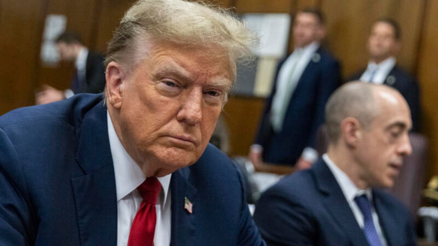 Donald Trump fell asleep, the jury search is going slowly – that was the first day of the trial