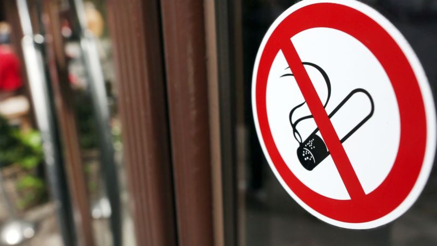 In Großbritannien diskutiert man ein Rauchverbot: Ein Rauchverbotsschild klebt an einer Glasscheibe