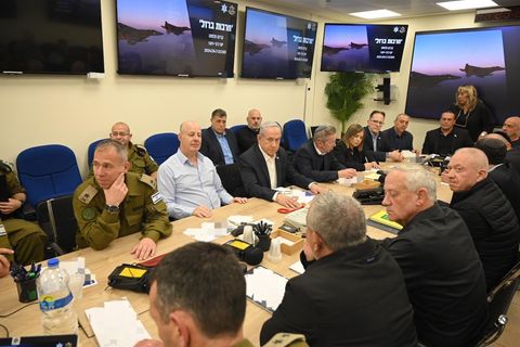 Israels Regierungschef Benjamin Netanjahu (M) betonte, auf den Angriff des Irans müsse eine kluge Reaktion folgen