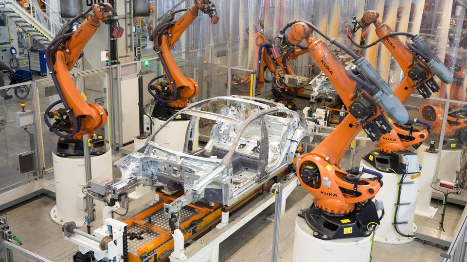 Teile eines Volkswagens werden im Karosseriewerk im Volkswagen Werk Emden von Robotern zusammengefügt