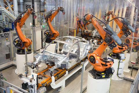 Teile eines Volkswagens werden im Karosseriewerk im Volkswagen Werk Emden von Robotern zusammengefügt
