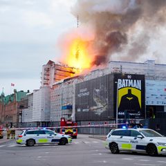 Feuer und Rauch steigen aus der Alten Börse, "Børsen" bei einem Brand in Kopenhagen