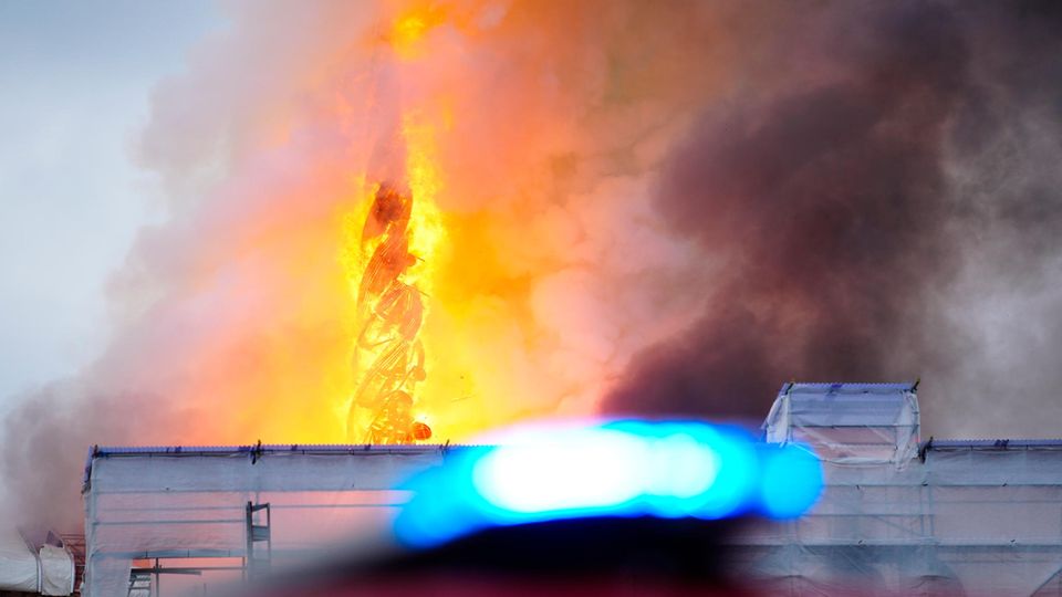 Der ikonische Spitzturm brannte lichterloh Der ikonische Spitzturm brannte lichterloh