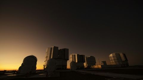 Very Large Telescope von Europäischer Südsternwarte. Forscher entdecken schwarzes Loch