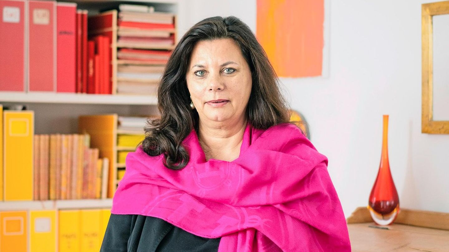 Tamara Dietl, lange, dunkle Haare, pinkfarbene Stola, in ihrem Büro in München