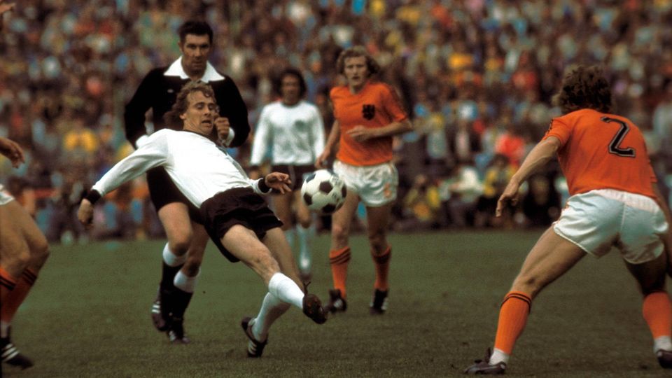 Bernd Hölzenbein (i.) spitzelt im Finale von 1974 den Ball vor dem Niederländer Arie Haan weg