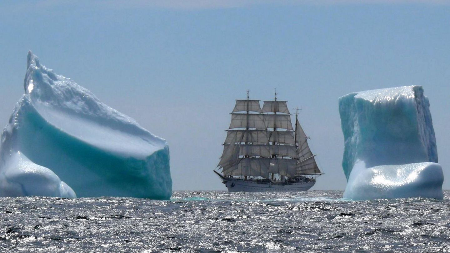 Die "Gorch Fock" 2007  im Golf von Sankt-Lorenz vor Neufundland hinter zwei Eisbergen. Das Segelschulschiff besuchte rund 390 Häfen in knapp 60 Ländern und legte dabei mehr als 760.000 Seemeilen zurück (Stand: April 2024)