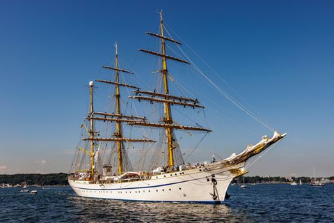 Die Gorch Fock segelt bei Sonnenschein