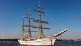 Die Gorch Fock segelt bei Sonnenschein