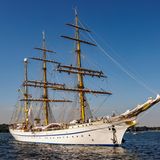 Die Gorch Fock segelt bei Sonnenschein