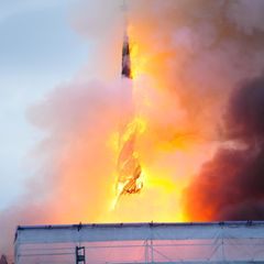 Feuer und Rauch steigen aus der Alten Börse, "Børsen" bei einem Brand in Kopenhagen