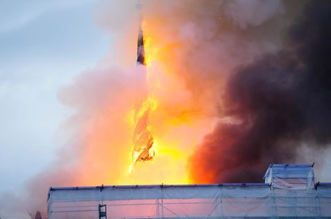 Feuer und Rauch steigen aus der Alten Börse, "Børsen" bei einem Brand in Kopenhagen
