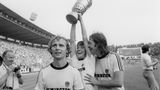 Bernd Hölzenbein genießt bei Eintracht Frankfurt Legenden-Status. 1974 gewinnt er mit der Eintracht zum ersten Mal den DFB-Pokal (gegen den HSV), zwei weitere Erfolge (1975, 1981) sollen folgen.      
