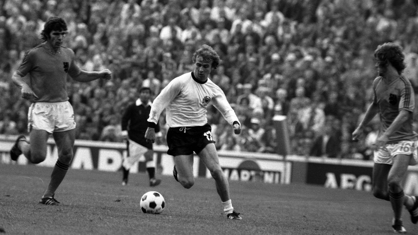 Hölzenbein, hier ebenfalls eine Szene aus dem 74er Finale, gilt als technisch versiertes Schlitzohr, das gerne seine Gegenspieler narrte. Auch Franz Beckenbauer kann als Gegenspieler in der Bundesliga ein Lied davon singen. 