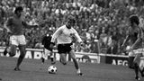 Hölzenbein, hier ebenfalls eine Szene aus dem 74er Finale, gilt als technisch versiertes Schlitzohr, das gerne seine Gegenspieler narrte. Auch Franz Beckenbauer kann als Gegenspieler in der Bundesliga ein Lied davon singen. 