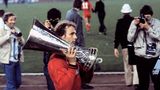 Mit der Eintracht gewinnt Hölzenbein 1980 den Uefa-Pokal. In den beiden Final-Partien (Hin- und Rückspiel) heißt der Gegner Borussia Mönchengladbach.