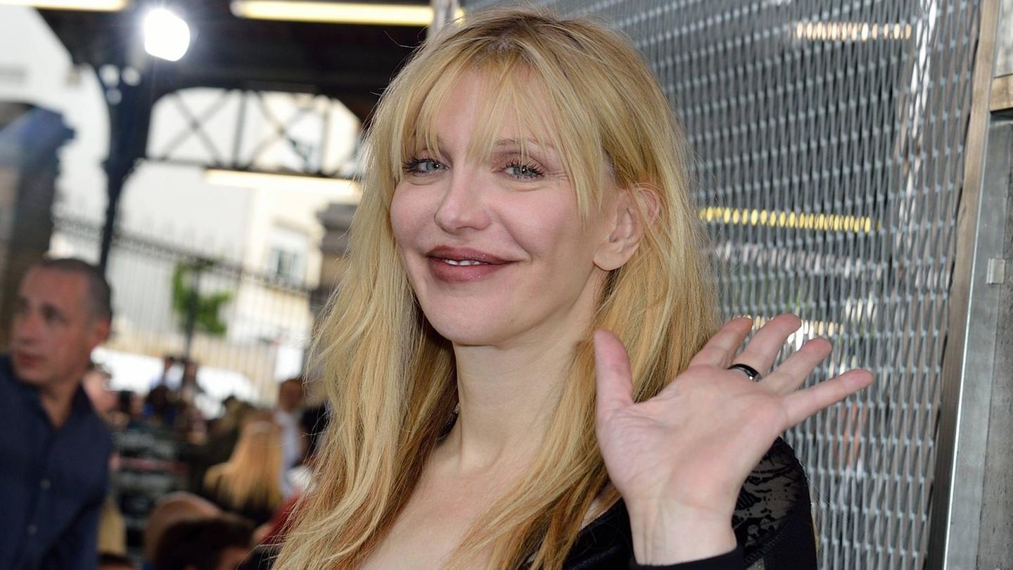 Courtney Love taunts Taylor Swift: “Not interesting”