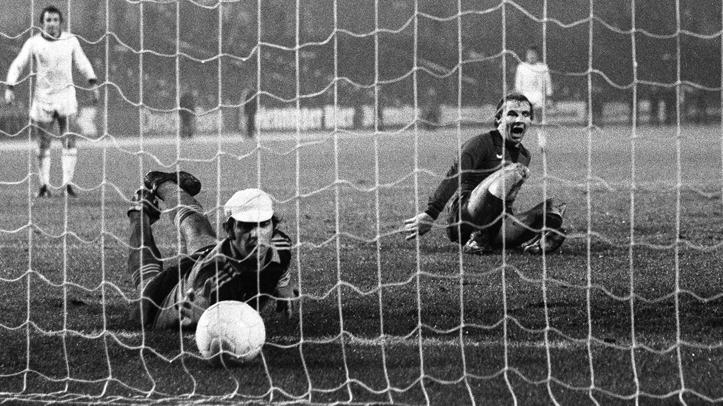 1979 erzielt Hölzenbein im Uefa-Pokal gegen Dinamo Bukarest sein berühmtes Kopfballtor im Sitzen. Hölzenbein ist bereits zu Boden gegangen, als Dinamo-Keeper Constantin Stefan einen einfachen Ball fangen will und danebengreift. Durch Zufall fliegt der Ball Hölzenbein quasi auf den Kopf und er bugsiert ihn ins Netz.