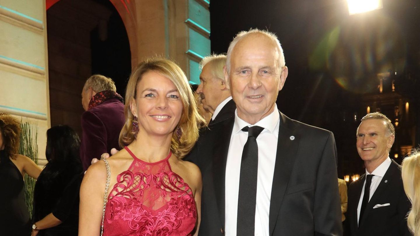 Bernd Hölzenbein mit seiner Tochter Sabrina Wagner auf dem roten Teppich beim Deutschen Presseball 2018. Später wird er schwer demenzkrank, jetzt ist er im Kreise seiner Familie gestorben.