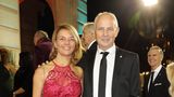 Bernd Hölzenbein mit seiner Tochter Sabrina Wagner auf dem roten Teppich beim Deutschen Presseball 2018. Später wird er schwer demenzkrank, jetzt ist er im Kreise seiner Familie gestorben.