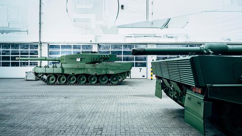 Fertiger Leopard 2 für die Ukraine vor der Werkshalle, Rheinmetall Werk, Unterlüß