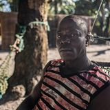 Karim Anso litzt in einer Hängematte und schaut in die Kamera