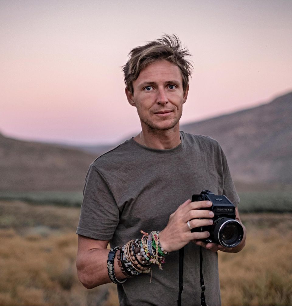 Portrait des britischen Fotografen Tommy Trenchard bei der Arbeit in Südafrika