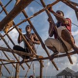 Zwei Männer bauen das Gerüst für ein neues Haus