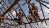 Zwei Männer bauen das Gerüst für ein neues Haus