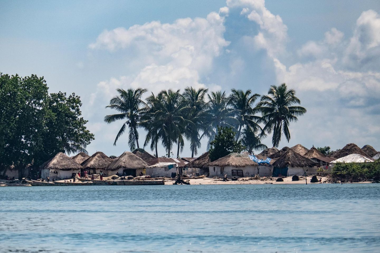 Eine Sicht auf die Insel vom Meer aus.