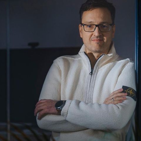 Axel Schmiegelow blickt mit verschränkten Armen in die Kamera