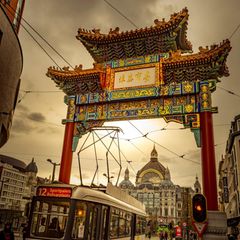 Das Pagodentor in Antwerpen, unter dem eine Straßenbahn entlang fährt