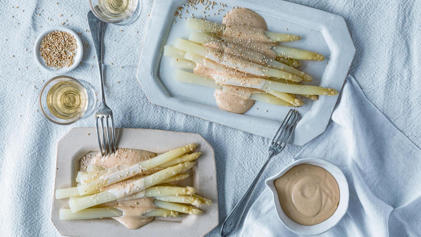 Spargel angerichtet mit Miso-Sauce