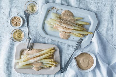Spargel angerichtet mit Miso-Sauce