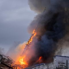 Die markante Turmspitze der historischen Börse "Børsen" in Kopenhagen bricht zusammen