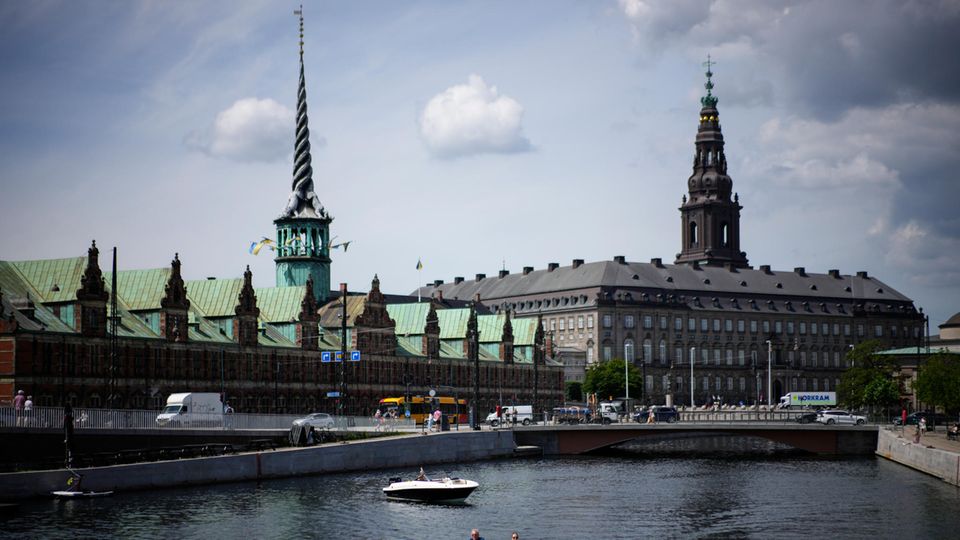 Das Dach der alten Börse (Børsen, l.) aus dem 17. Jahrhundert, die einst das Finanzzentrum Dänemarks war