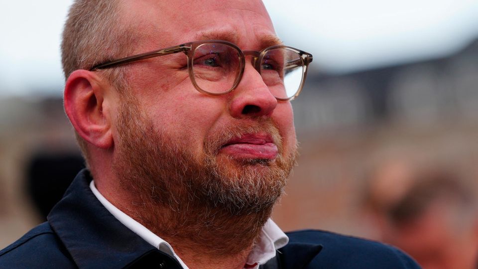 Ein Mann reagiert emotional, als die Alte Börse in Kopenhagen am Dienstag brennt