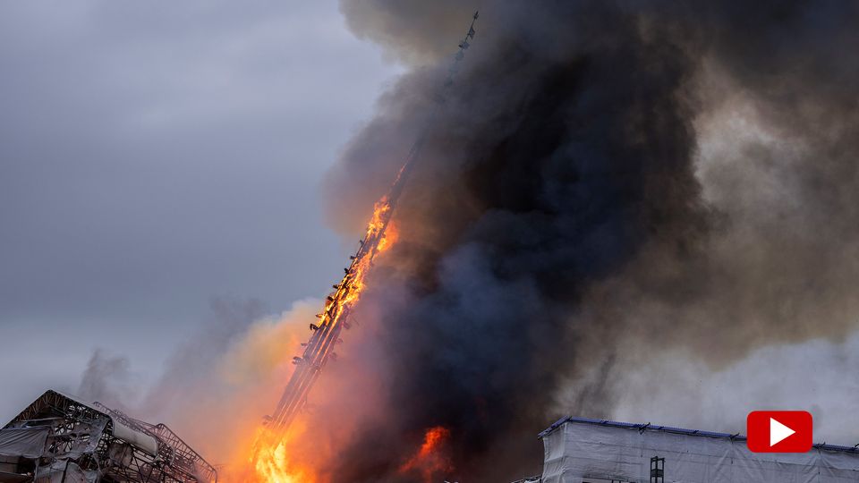 Turmspitze des Bürogebäude in Kopenhagen stürzt ein