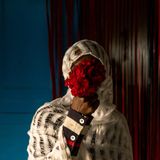 World Press Photo: Eine Frau hält sich Blumen vor das Gesicht